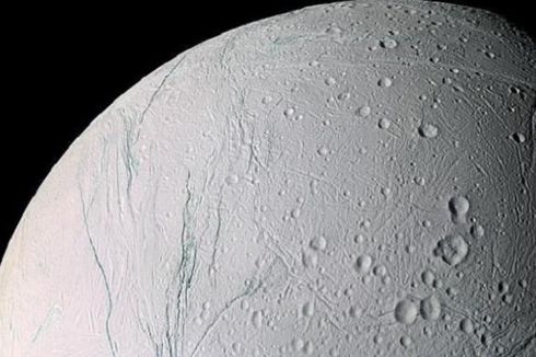 Lautan Luas Tersembunyi di Bawah Lapisan Es Bulan Saturnus