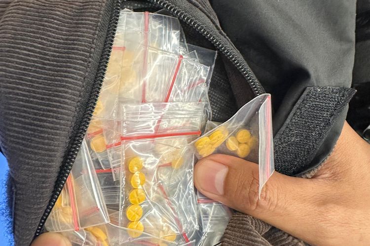 Sebanyak 230 butir obat keras yang diamankan polisi dari pria berinisial MH alias H di Jatiasih, Kota Bekasi, Jumat (21/8/2026) dini hari.