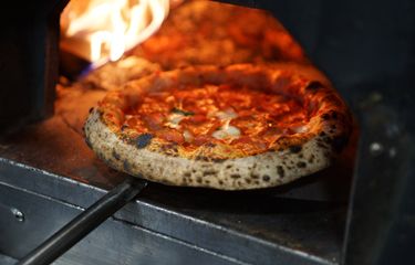 Neapolitan pizza khas Napoli, Italia. 