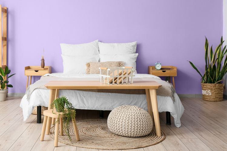 Ilustrasi kamar tidur warna ungu pucat. 