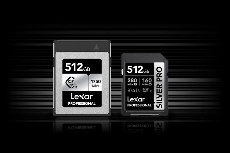 Kartu memori Lexar Professional CFexpress Type B Silver Series (kiri) dan Professional Silver Pro SDXC UHS-II