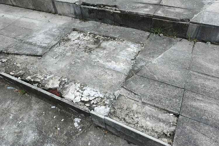 Paving blok dan rumput sintetis di area depan Taman Tegalega, Kota Bandung, Jawa Barat yang rusak pada pekan lalu akibat dari aktivitas pencarian koin digital Jagat, Senin (13/1/2025) siang.