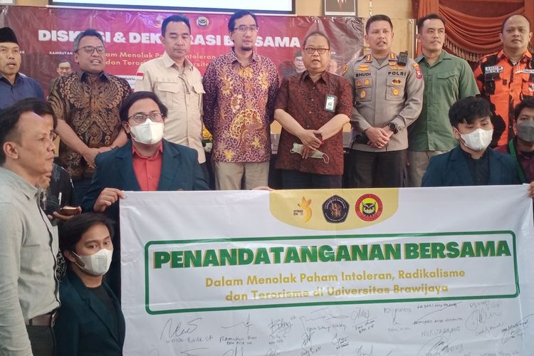 Deklarasi bersama dalam Seminar Nasional dengan tema 'Diskusi dan Deklarasi Bersama dalam Menolak Paham Intoleran, Radikalisme dan Terorisme di Universitas Brawijaya' di Gedung B Fakultas Ilmu Sosial dan Ilmu Politik (FISIP) di Universitas Brawijaya pada Kamis (30/6/2022).