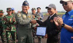 Membanggakan, Sekda Sumsel Terima Penghargaan Warga Kehormatan dari Lanud SMH