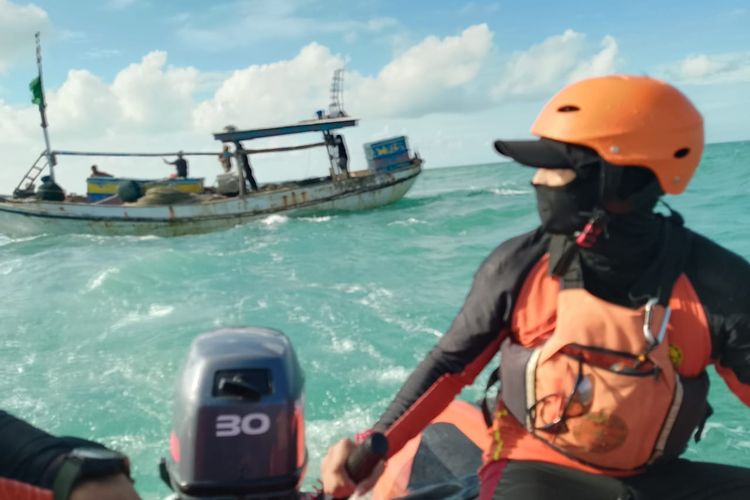 Tim SAR gabungan terus melakukan pencarian terhadap tiga orang nelayan yang hilang di Perairan Gili Iyang Sumenep, Kamis (27/6/2024). 