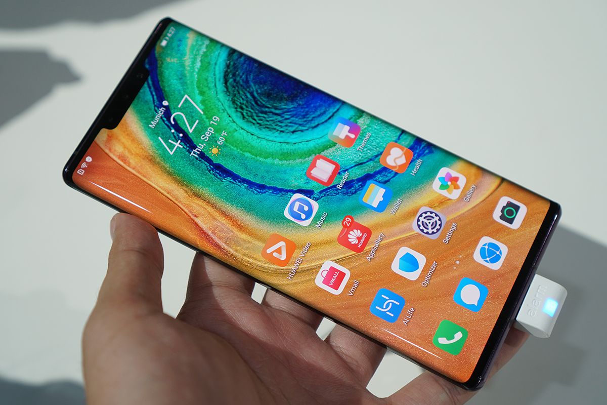 Huawei Mate 30 Pro. Layar ponsel ini melengkung di sisi kiri dan kanan, berbeda dari Mate 30 yang hanya rata. Bagian poni di Mate 30 Pro juga lebih lebar karena memuat lebih banyak komponen, termasuk pendeteksi gestur tangan. 