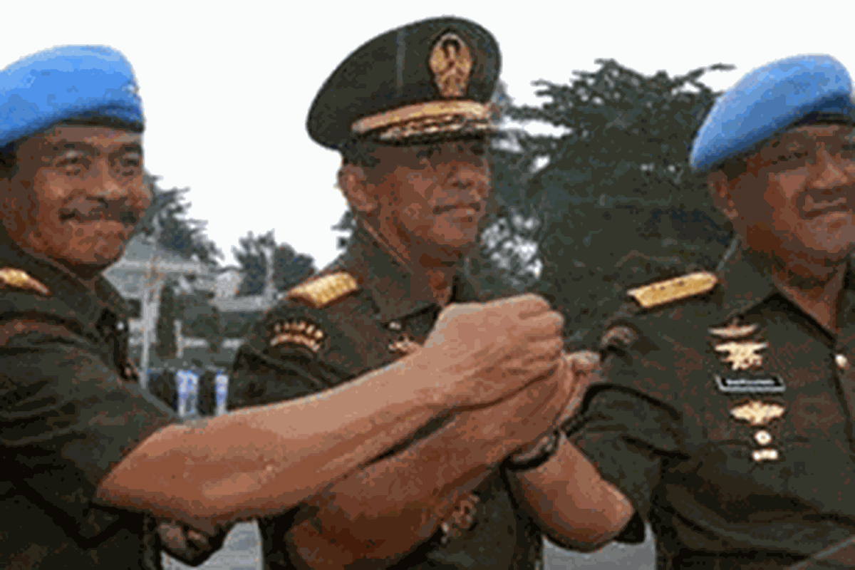 Jenderal TNI Djoko Santoso (tengah), Brigjend TNI Waris (kiri) dan  Mayjend TNI Marciano Norman di Mako Paspampres, Tanah Abang, Jakarta, Rabu (16/6/2010).