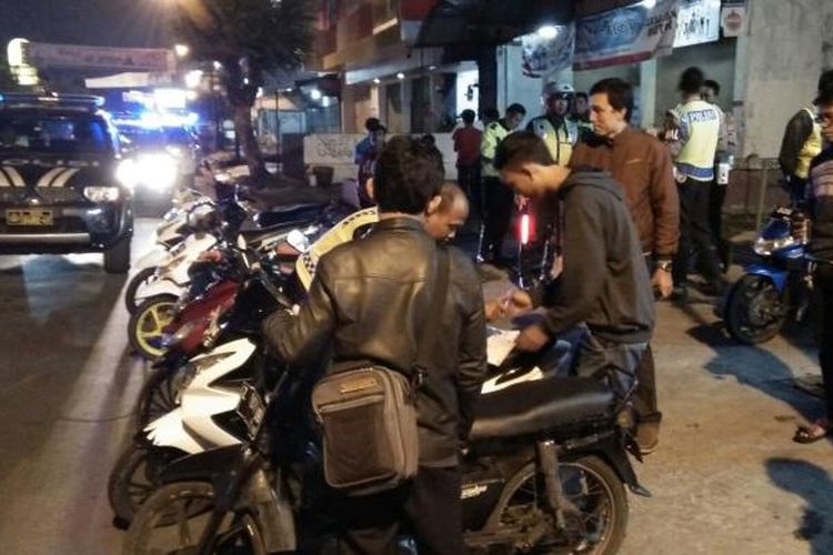 Petugas Polres Tasikmalaya Kota membubarkan kelompok geng motor di Jalan Sutisna Senjaya, Kota Tasikmalaya, Rabu (18/11/2015) malam.