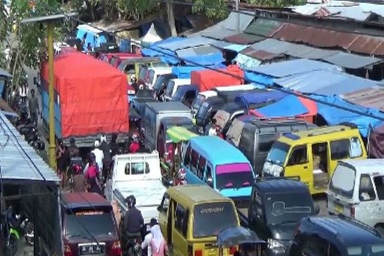 JALUR MUDIK BUNTU : Aktifitas Pasar tumpah sumbat arus mudik trans sulawesi hingga dua kilometer lebih di Polewali Mandar sulawesi barat menjelang lebaran.