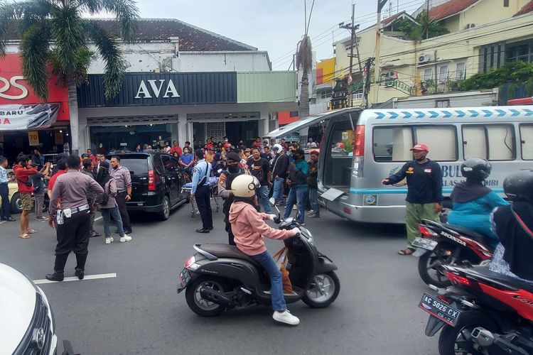 Proses evakuasi Mujib (52), seorang pegawai Lapas Kelas II A Kota Kediri yang tewas saat mengemudikan mobil di Jalan Dhoho, Kota Kediri, Jawa Timur, Selasa (15/11/2022). 