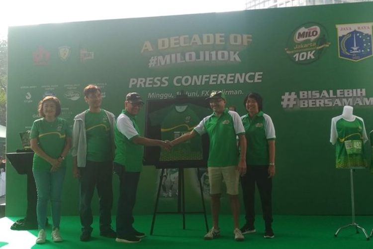 Kick-off MILO Jakarta International 10K ditandai dengan penyerahan plakat medali 10K secara simbolis oleh Presiden Direktur PT Nestlé Indonesia Dharnesh Gordhon (tengah) kepada Gubernur DKI Jakarta yang diwakili oleh Asisten Kesejahteraan Rakyat Sekda Provinsi DKI Jakarta, Catur Laswanto (kedua kiri) didampingi oleh Kepala Dinas Pemuda dan Olahraga Provinsi DKI Jakarta - Achmad Firdaus (paling kiri), Business Executive Officer Beverages Business Unit PT Nestlé Indonesia ? Prawitya Soemadijo (kedua kanan), Direktur Legal & Corporate Affairs PT Nestlé Indonesia - Debora Tjandrakusuma (paling kiri) di Lobi Utama FX Sudirman, Jakarta Sabtu (16/6).
