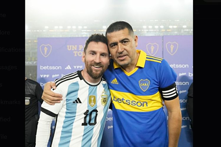Lionel Messi bersama Juan Roman RIquelme dalam laga perpisahan Riqulme di La Bombonera, Senin (26/6/2023) pagi hari WIB.