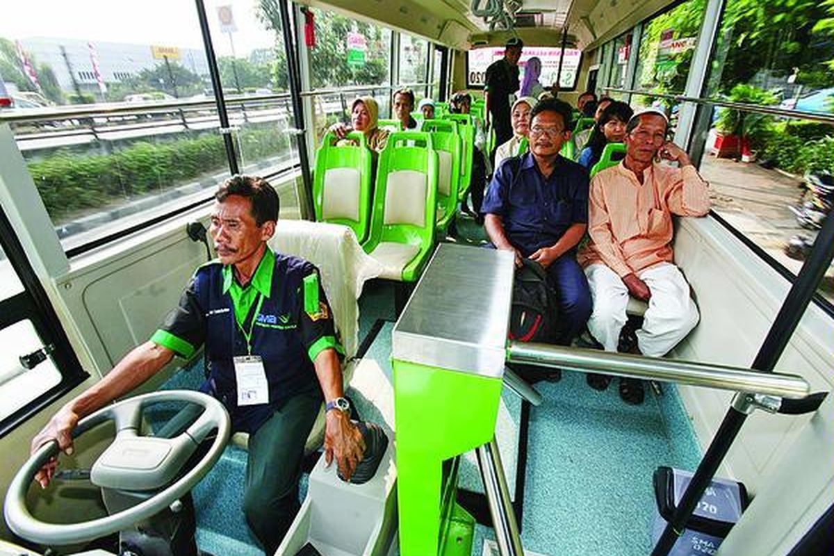 Kopaja AC P-13 mulai beroperasi melayani penumpang dengan rute Ragunan-TB Simatupang-Lebak Bulus-Arteri Pondok Indah-Gandaria-Velbak-Pakubuwono-CSW-Ratu Plaza-Senayan-Slipi-Grogol, Jakarta, Senin (8/8). 