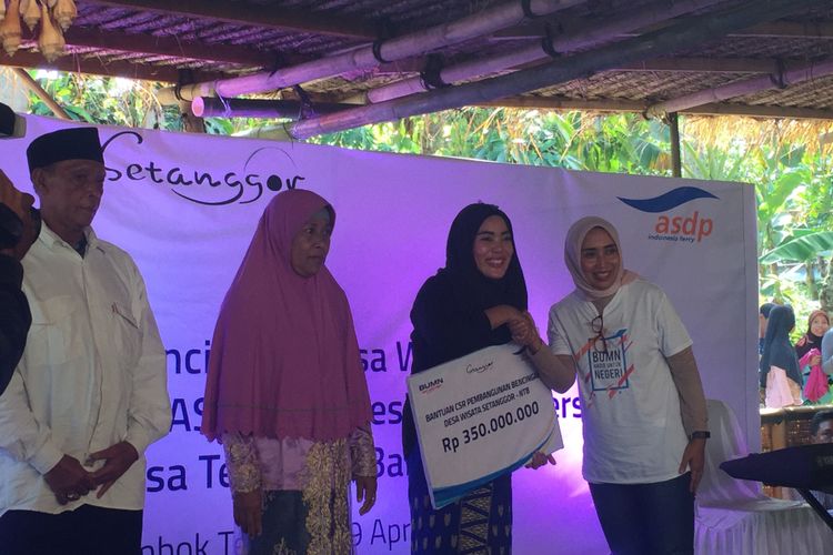 Direktur Utama PT ASDP Indonesia Ferry (Persero) Ira Puspadewi menyerahkan bantuan sosial sebesar Rp 700 juta untuk pengembangan Desa Setanggor di Kecamatan Praya Barat, Lombok Tengah, Nusa Tenggara Barat, sebagai desa wisata, Rabu (18/4/2018).
