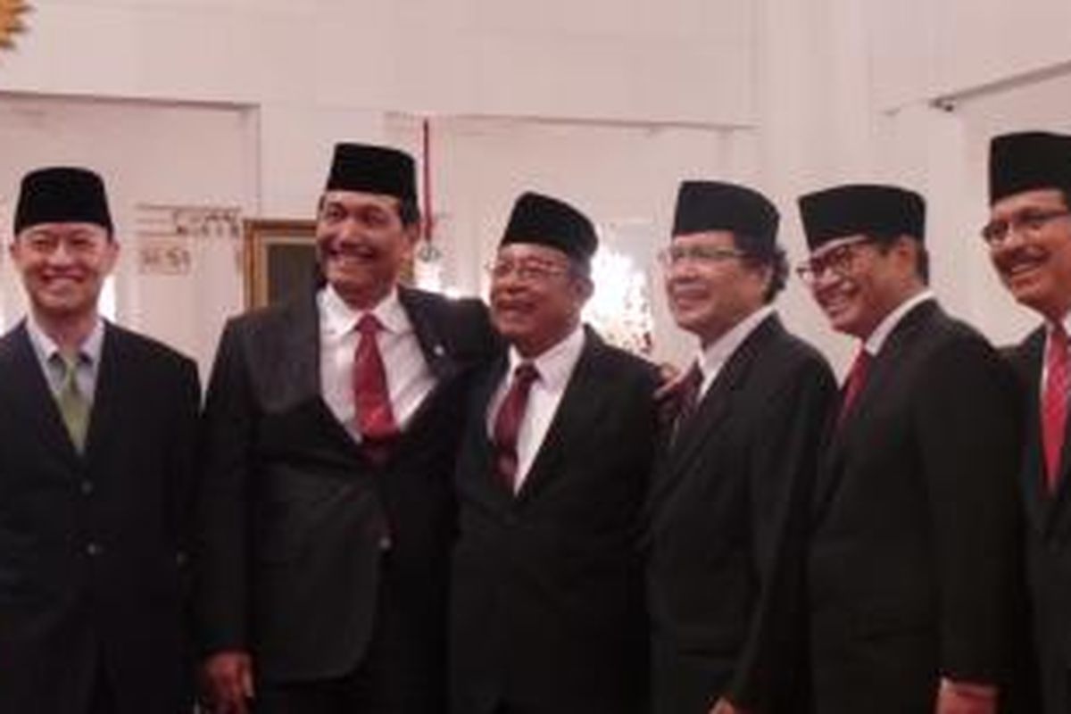 Thomas Lembong, Luhut Binsar Pandjaitan, Darmin Nasution, Rizal Ramli, Pramono Anung dan Sofyan Djalil, saat akan dilantik menjadi menteri oleh Presiden Joko Widodo, di Istana Negara, Jakarta, Rabu (12/8/2015).