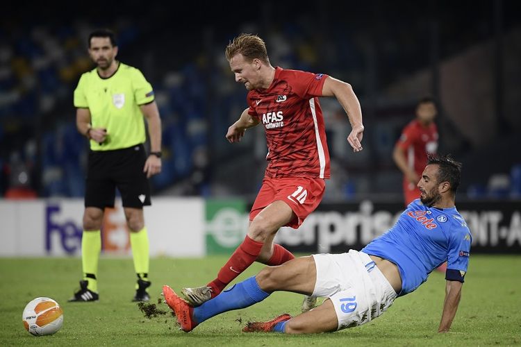 Gelandang AZ Alkmaar Dani de Wit (kiri) memperebutkan bola dengan bek Napoli Nikola Maksimovic dalam pertandingan Grup F Liga Europa Napoli vs AZ Alkmaar pada 22 Oktober 2020 di Stadion San Paolo.