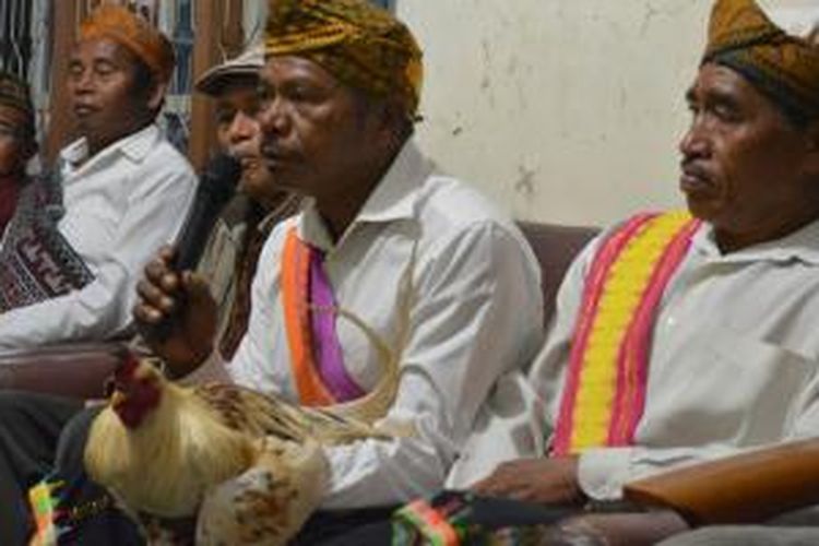 Tradisi 'Kepok' dengan ayam jantan putih dalam menyambut Imam baru di Kabupaten Manggarai Barat, Flores, Nusa Tenggara Timur, Jumat (20/11/2015).