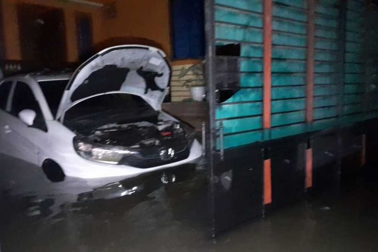 Foto-foto: Ratusan rumah di Kampung Sukasirna Kelurahan Sukanagara Kecamatan Purbaratu Kota Tasikmalaya, Jawa Barat, terendam banjir sampai 2 meter akibat sebuah tanggul sungai jebol pada Jumat (15/4/2022) malam.