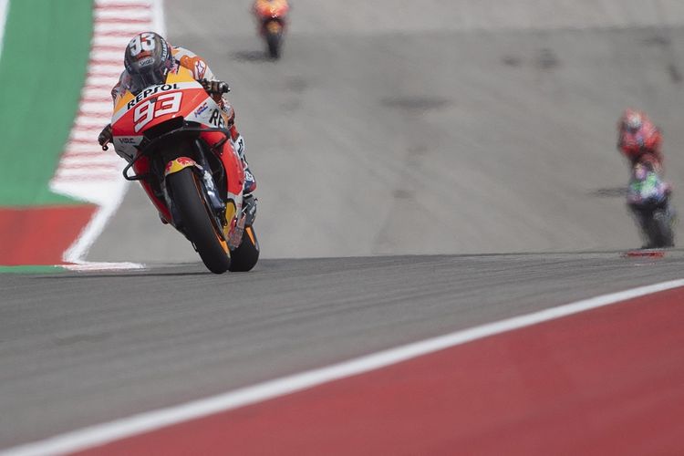 Pebalap Repsol Honda Marc Marquez (Spanyol) melaju lurus pada MotoGP America di Circuit Of The Americas COTA. Latihan bebas pada 1 Oktober 2021 di Austin, Texas. Hasil MotoGP Amerika, Marc Marquez terdepan.