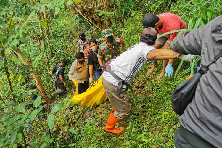 Evakuasi korban yang terjatuh ke jurang area hutan Desa Grenggeng, Kecamatan Karanganyar, Kebumen, Jawa Tengah, Minggu (11/9/2022).