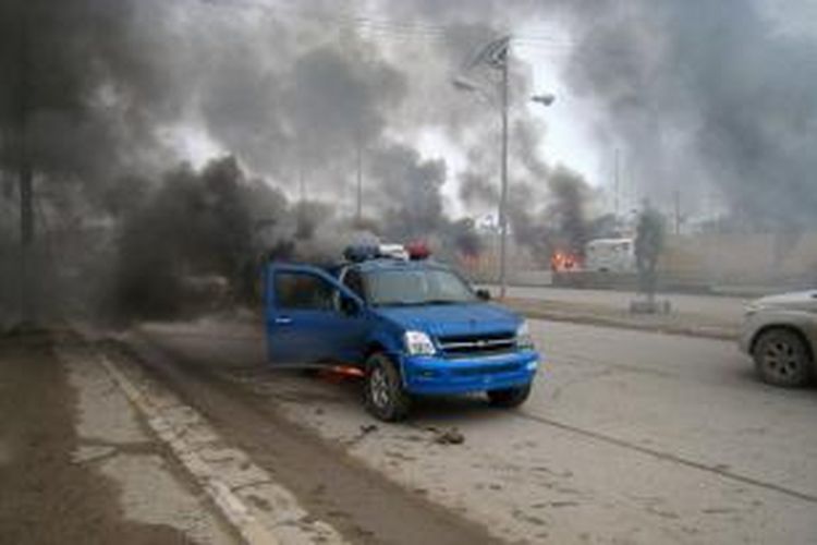 Sebuah mobil polisi Irak terbakar dalam pertempuran di kota Fallujah, Provinsi Anbar. Selama beberapa hari terakhir aparat keamanan Irak terlibat pertempuran dengan militan Al Qaeda di kota Fallujah dan Ramadi.
