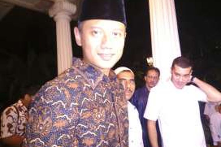 Bakal calon gubernur DKI Jakarta dari Koalisi Cikeas, Agus Harimurti Yudhoyono dalam acara pengajian dan silaturahmi di rumah warga bernama Fahmi bin Sadig Hasni, di Jalan Kalibata Utara II, Jakarta Selatan, Minggu (9/10/2016).