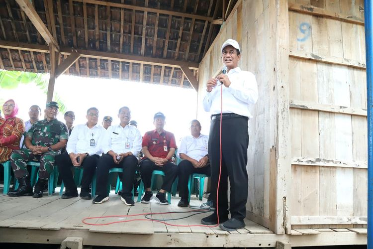 Menteri Pertanian Amran Sulaiman di Desa Bringin, Kecamatan Godong, Kabupaten Grobogan, Jawa Tengah, Jumat (22/3/2024).