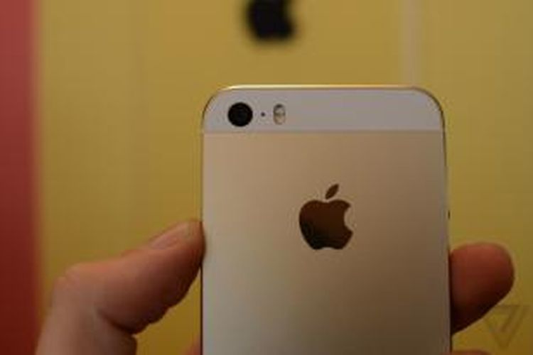 Lampu flash iPhone 5S tampak lebih besar dibandingkan iPhone 5