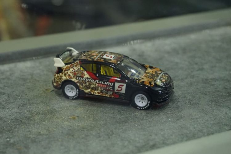 Honda CIvic Type R bermotif Batik Racing