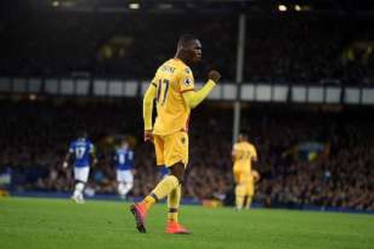 Striker Crystal Palace, Christian Benteke, merayakan gol ke gawang Everton pada laga di Goodison Park, Jumat (30/9/2016).