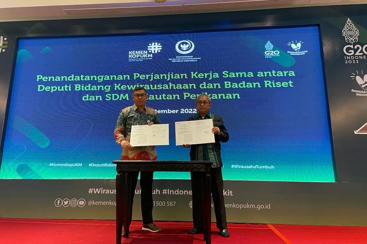 Penandatanganan Perjanjian Kerja Sama (PKS) antara BRSDM Kementerian KP  dengan Deputi Bidang Kewirausahaan Kemenkop UKM di Denpasar, Kamis (8/9/2022). PKS itu dilakukan untuk meningkatkan ekonomi masyarakat desa.