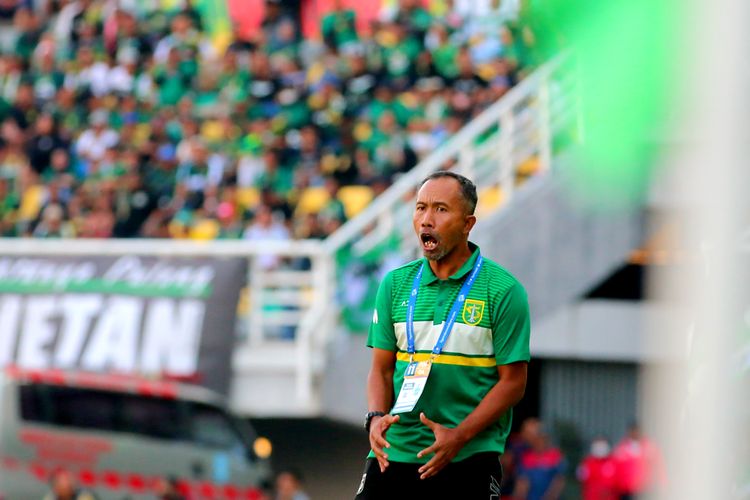 Pelatih Persebaya Surabaya Uston Nawawi saat laga pekan ke-11 Liga 1 2023-2024 melawan Borneo FC yang berakhir dengan skor 2-1 di Stadion Gelora Bung Tomo Surabaya, Minggu (3/9/2023) sore.