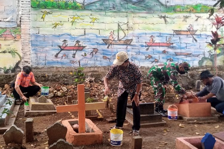 Warga melakukan kerja bakti pengecatan makam untuk menghilangkan kesan angker.