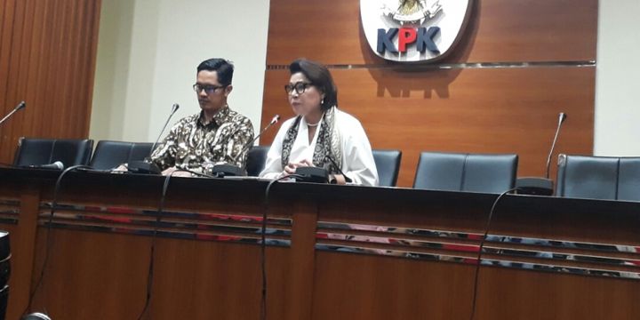 Juru Bicara KPK Febri Diansyah dan Wakil Ketua KPK Basaria Pandjaitan dalam jumpa pers di gedung KPK, Kuningan, Jakarta, Rabu (10/1/2018). 
