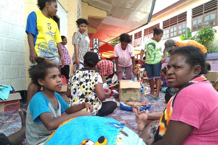 Masyarakat di Kampung Ayapo, Distrik Sentani Timur, Kabupaten Jayapura, Papua, yang sedang mengungsi di Gereja GKI Elim Ayapo. Kampung mereka terendam air Danau Sentani yang meluap hingga 2 meter 
