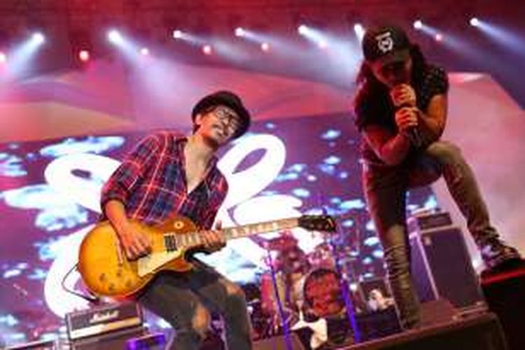 Grup band Slank memeriahkan Konser 1.000 Band di Pekan Raya Indonesia (PRI) di Indonesia Convention Exhibition (ICE), BSD City, Tangerang Selatan, Selasa (25/10/2016). PRI digelar sejak 20 Oktober hingga 6 November mendatang. Dalam acara ini pengunjung dapat menikmati hiburan dari 1.000 band.