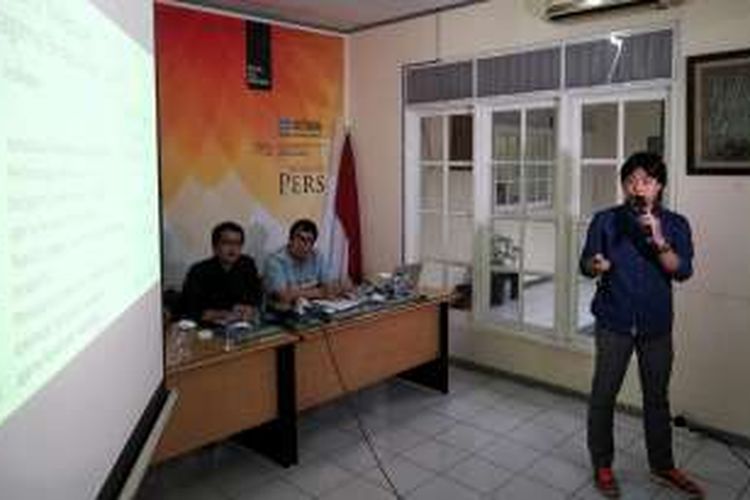 Peneliti bidang HAM Setara Institute Ahmad Fanani Rosyidi saat mempresentasikan hasil survei Indeks Kinerja HAM 2016 di kantor Setara Institute, Jakarta Selatan, Senin (12/12/2016).