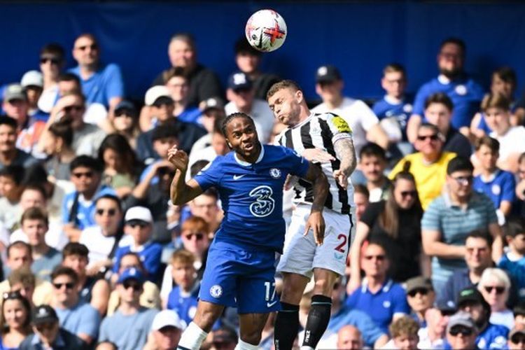 Penyerang Chelsea Raheem Sterling (kiri) berduel dengan bek Newcastle United Kieran Trippier dalam laga terakhir Liga Inggris 2022-2023. Laga Chelsea vs Newcastle berlangsung di Stadion Stamford Bridge, London, pada Minggu (28/5/2023) malam WIB.