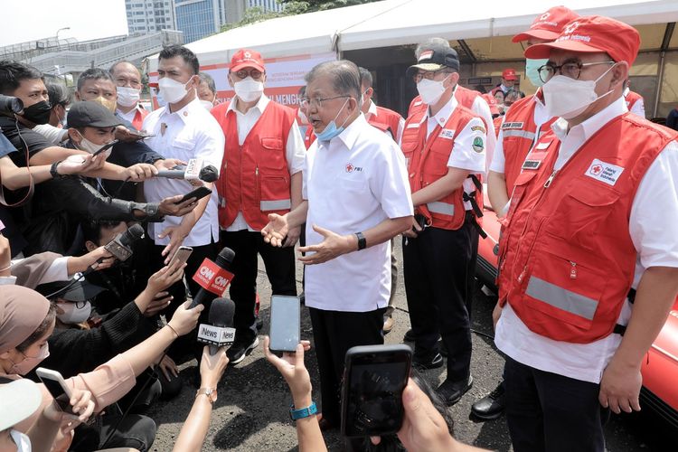 Ketua Umum Palang Merah Indonesia (PMI) Jusuf Kalla memimpin apel kesiapsiagaan di Gudang Darurat Nasional, Jalon Gatot Subroto, Jakarta Selatan, Kamis (4/11/2021). 
