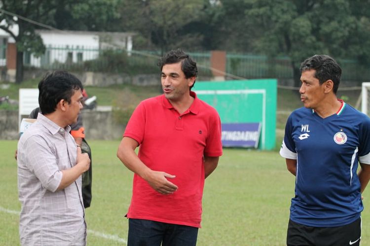 Pelatih baru Semen Padang Eduardo Almeida ketika berdiskusi dengan CEO Semen Padang Hasfi Rafiq dan Weliansyah