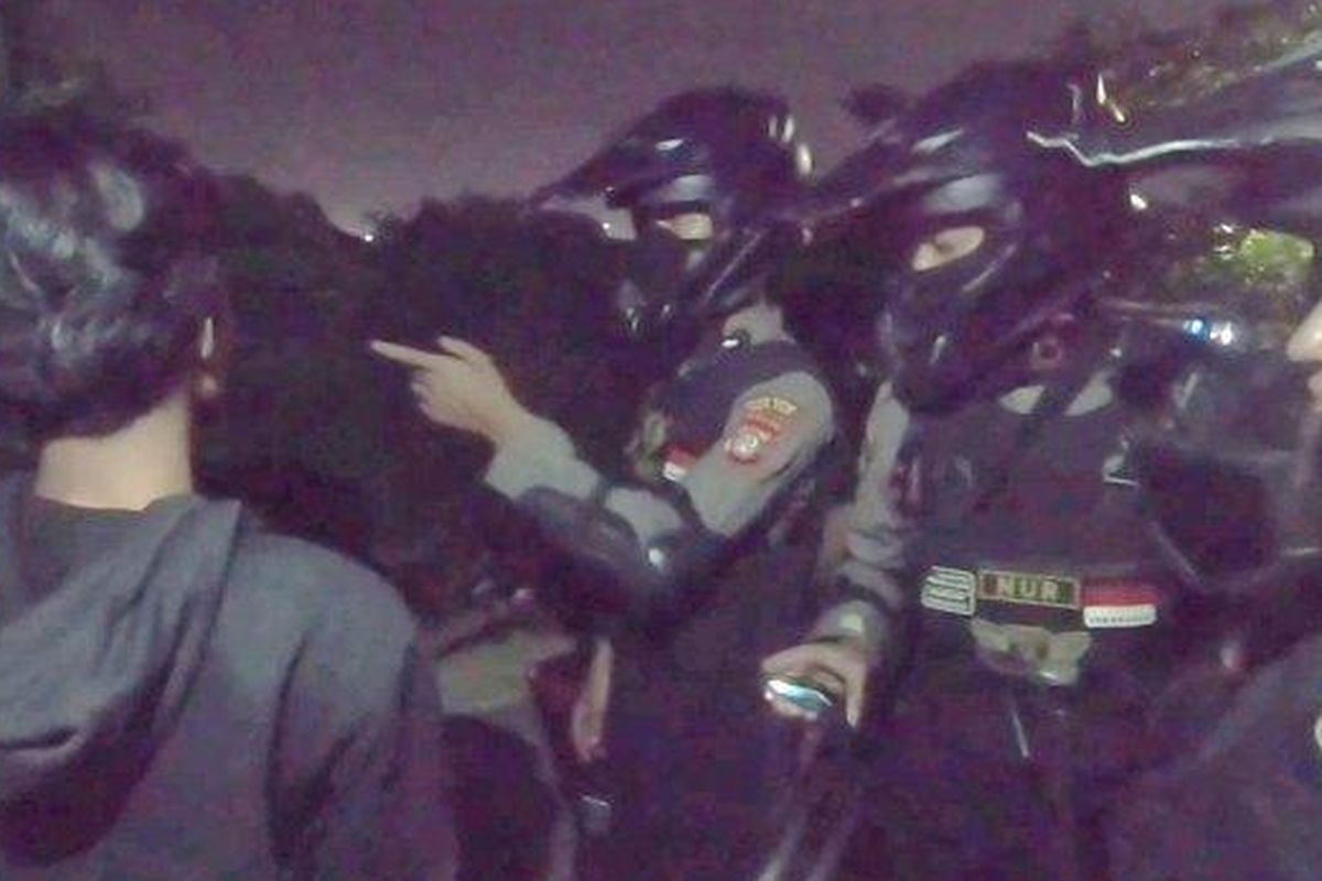 Tim Patroli Perintis Presisi Polres Metro Jakarta Utara saat memergoki sejoli pemuda 22 tahun dan bocah perempuan SMP diduga hendak berbuat mesum di dekat semak-semak kawasan Waduk Cincin, Kelurahan Papanggo, Tanjung Priok, Jakarta Utara, Kamis (25/8/2022) malam.  