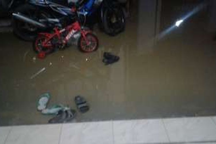Banjir malam hari yang masuk ke rumah-rumah warga di Kelurahan Gladak Anyar dan Kelurahan Parteker. 