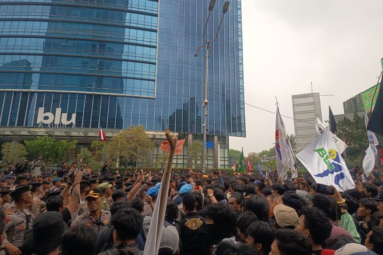 Mahasiswa UNJ Gabung Demo di Sudirman, Berupaya Tembus Barikade Menuju Bundaran HI