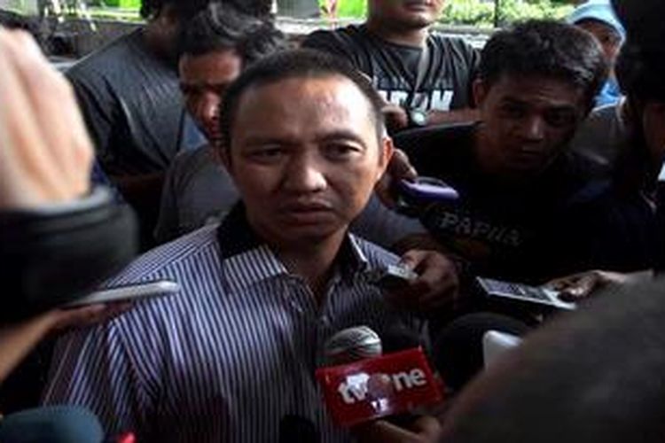 Komisi Pemberantasan Korupsi (KPK), Jakarta, Selasa (7/5/2013) memeriksa Saldi Matta, adik Presiden Partai Keadilan Sejahtera (PKS) Anis Matta. Saldi diperiksa sebagai saksi terkait kasus suap impor daging sapi di Kementerian Pertanian yang menyeret Luthfi Hasan Ishaaq dan Ahmad Fathanah. Saldi tampak memberi keterangan kepada wartawan usai diperiksa. 

