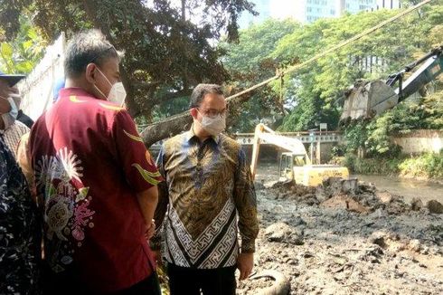 Pastikan Jakarta Tak Banjir, Anies Pantau Pengerukan Kali Krukut di Sudirman
