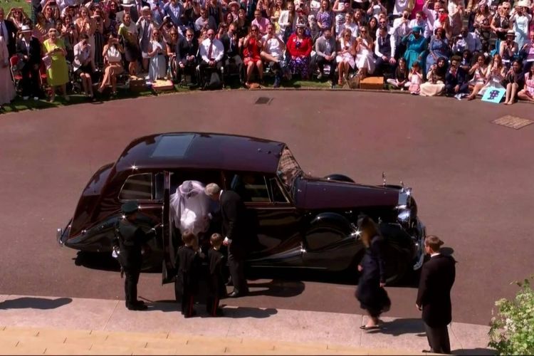 Rolls-Royce Phantom IV digunakan sebagai mobil pernikahan pangeran Harry dan Meghan Markle.