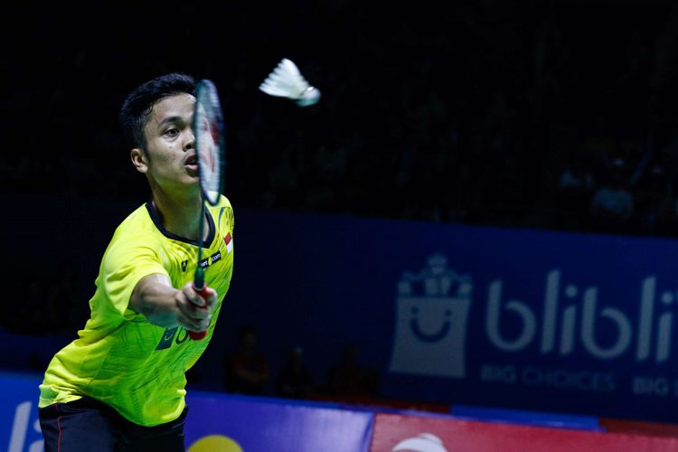 Pebulu tangkis tunggal putra Indonesia, Anthony Ginting mengembalikan bola ke arah pasangan asal Jepang, Kento Momota dalam laga babak kedua Indonesia Open 2018 di Istora Senayan, Jakarta, Kamis (5/7/2018). Pebulu tangkis tunggal putra Jepang, Kento Momota menang dengan skor 21-14 21-15.