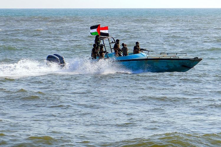 Anggota Pasukan Penjaga Pantai Yaman yang berafiliasi dengan kelompok Houthi berpatroli di laut ketika para demonstran menuju kota pelabuhan Laut Merah, Hodeida, sebagai bentuk solidaritas terhadap warga Gaza pada 4 Januari 2024,