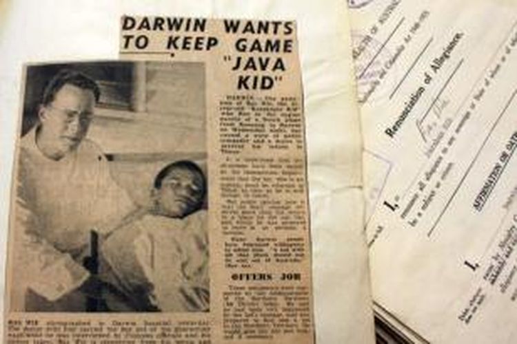 Arsip Nasional Australia menyimpan ratusan artikel surat kabar mengenai tindakan nekat anak yatim asal Kupang, Bas Wie menyeludup ke Australia dengan bersembunyi di roda pesawat.