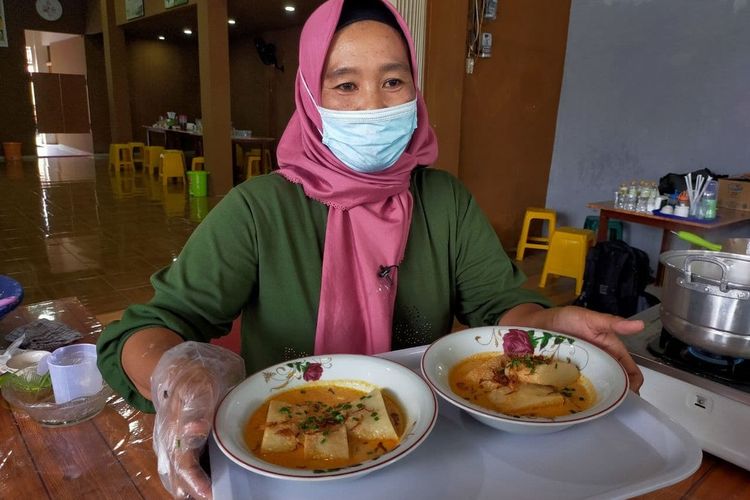 Salah satu pegawai Toko Pempek Yolala Maspuro Palembang menunjukkan makanan khas bernama Laksan.